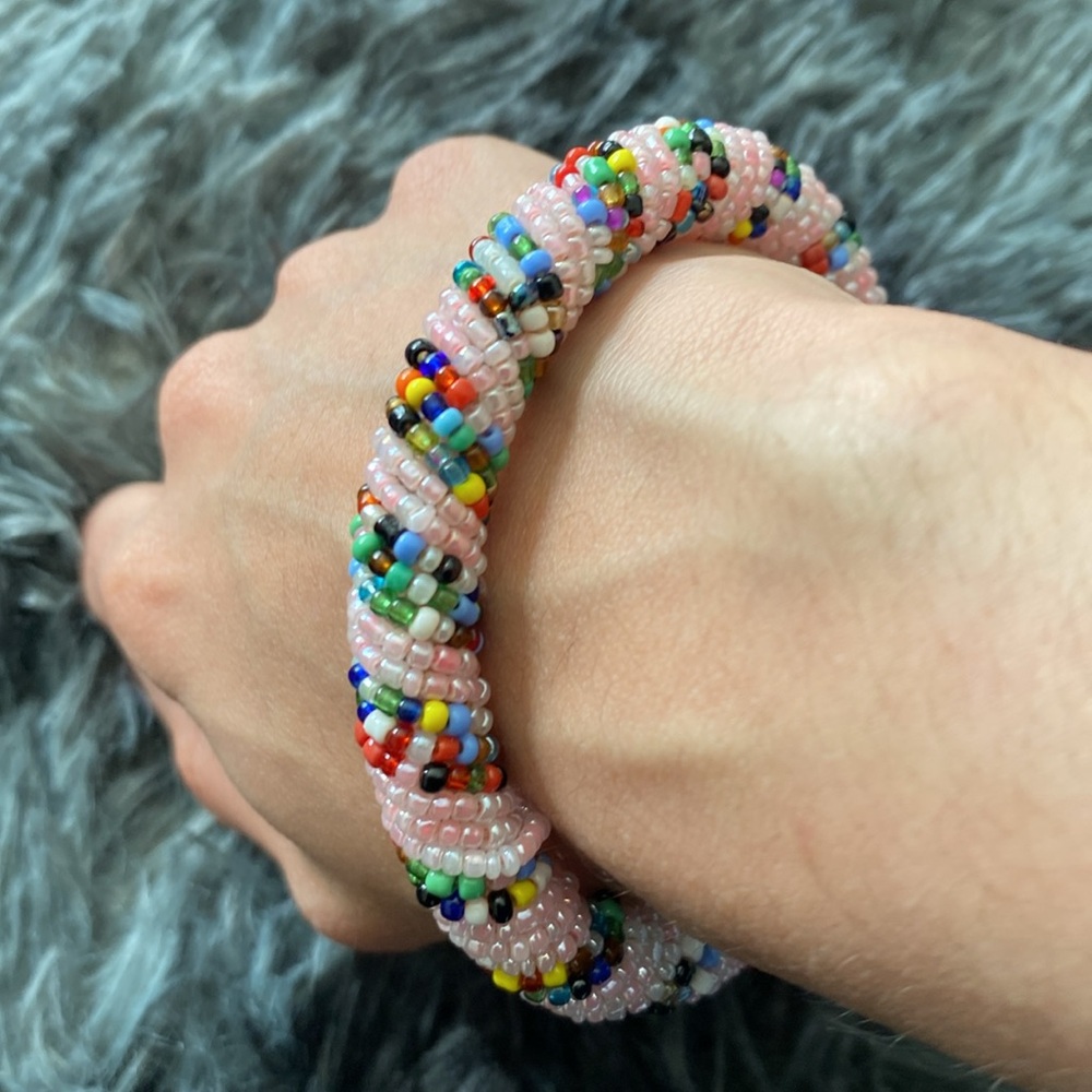 Pale Pink Spiral Colourful Beaded Bangle Bracelet - Picture 5 of 17